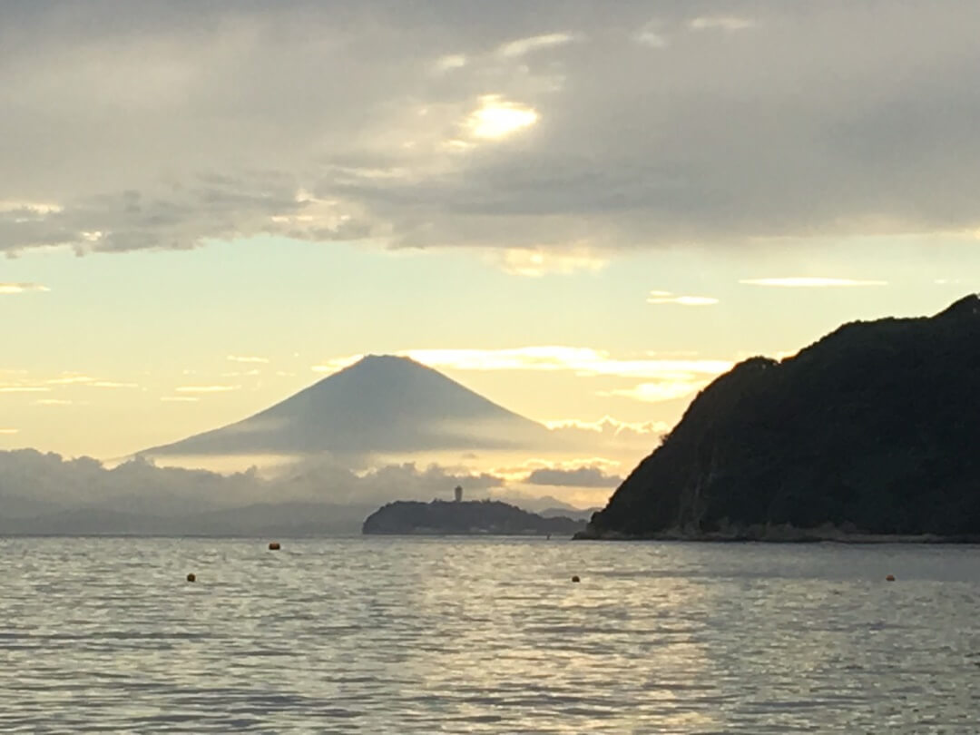 夕日と共に富士山のシルエットが浮かぶ